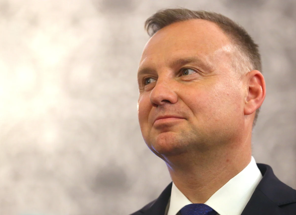 ​Były prezydent Andrzej Duda niedawno otrzymał pierwszą transzę świadczenia emerytalnego. Kwota, którą ujawnił w mediach społecznościowych, wzbudziła szerokie zainteresowanie. W przyszłym roku Duda otrzyma jeszcze więcej. Z wyliczeń "Faktu" wynika, że były prezydent ze względu na waloryzację zyska około 600 zł brutto. Dla porównania najniższa emerytura w Polsce (obecnie 1 878,91 zł brutto) wzrośnie w 2026 roku o około 80 zł.