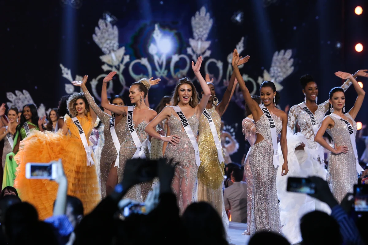 W trakcie konkursu Miss Universe w Tajlandii 19 listopada doszło do groźnego wypadku. 29-letnia Miss Jamajki dr Gabrielle Henry spadła ze sceny podczas prezentacji sukni wieczorowych. Na wszystko patrzyli jurorzy i widzowie. Organizatorzy przekazali nowe informacje o stanie zdrowia modelki. 