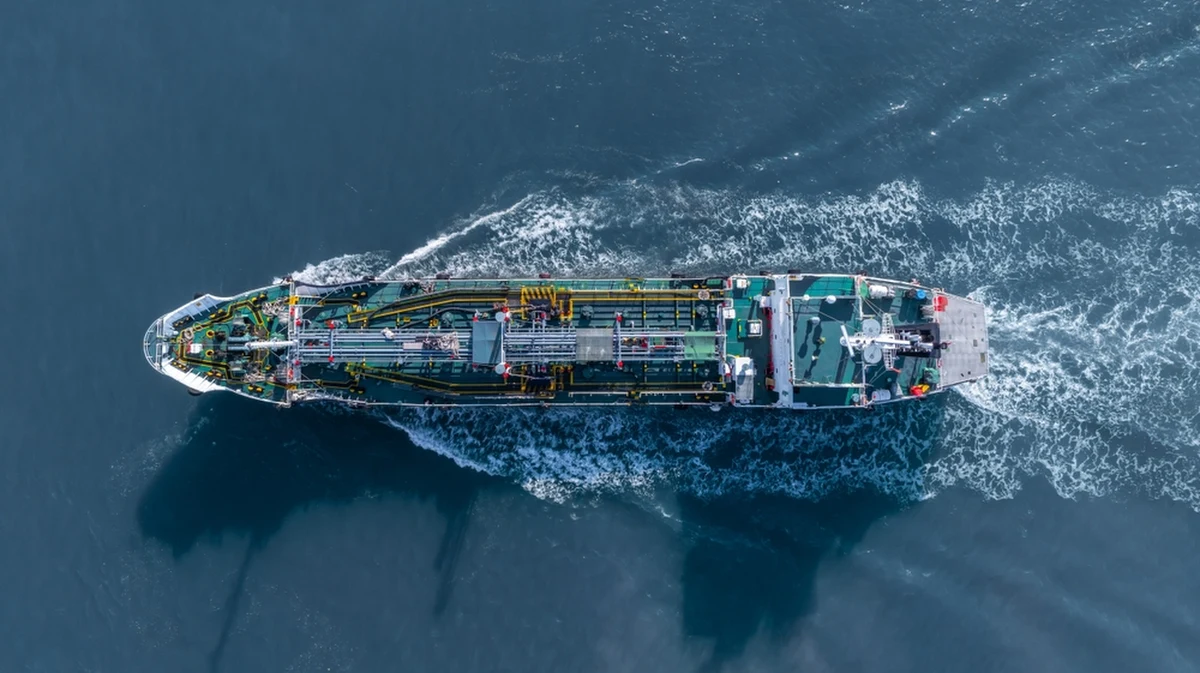 Amerykańskie siły przechwyciły i zajęły tankowiec z ropą objęty sankcjami u wybrzeży Wenezueli - informuje agencja Bloomberga. To poważna eskalacja napięć między Stanami Zjednoczonymi a rządem Nicolasa Maduro. W reakcji na działania USA ceny ropy na światowych rynkach wzrosły.