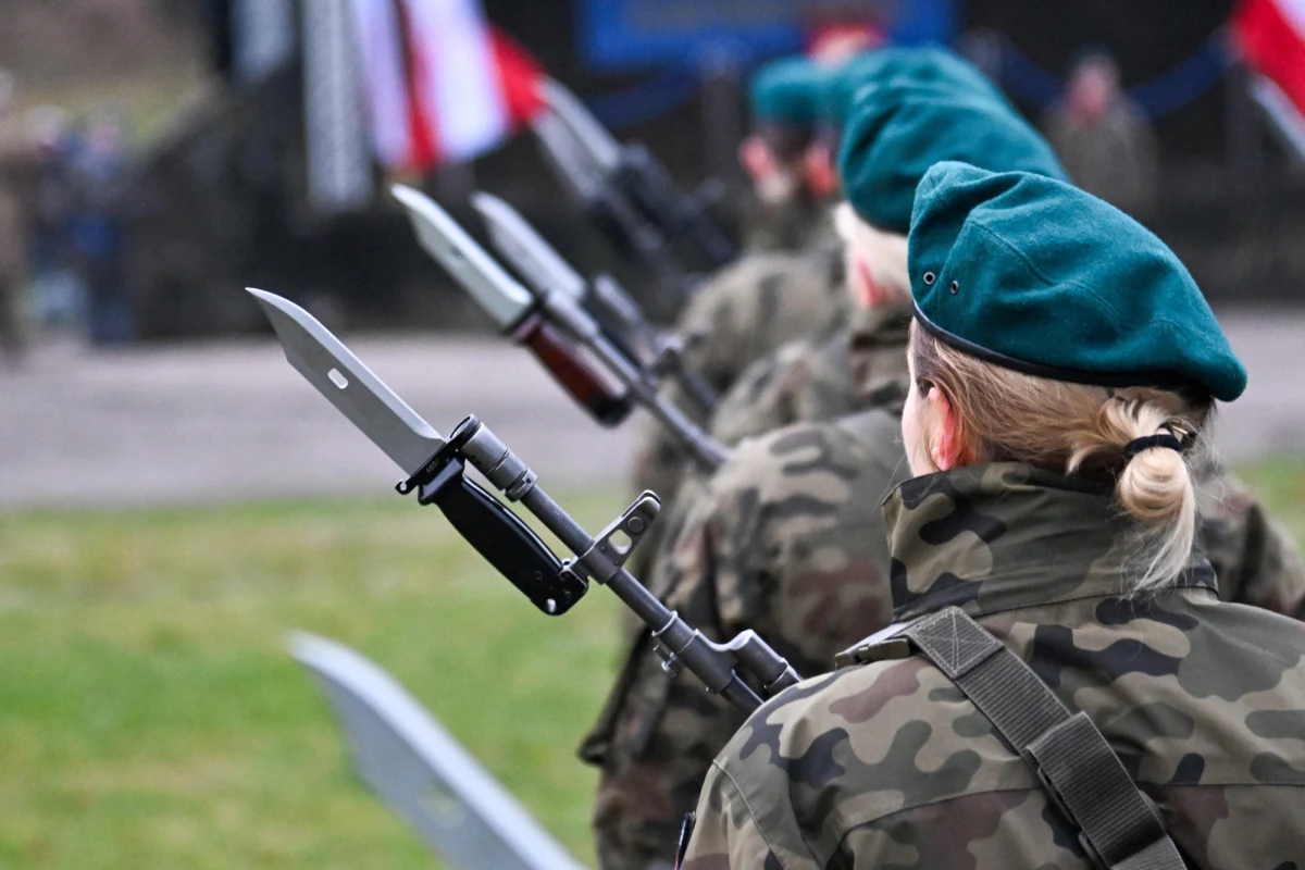 Szef Biura Bezpieczeństwa Narodowego Sławomir Cenckiewicz opowiedział się w wywiadzie dla RMF FM za powrotem do zasadniczej służby wojskowej. "To jest w mojej głowie częścią szerszego pomysłu. Musimy zacząć mówić o zagrożeniach wprost, również przez przygotowanie społeczeństwa do tych zagrożeń" - zauważył. 
