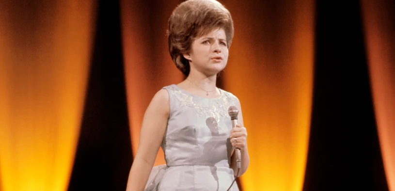 Trudno zgadnąć, kto śpiewa ten świąteczny przebój. Dziś znają go wszyscy