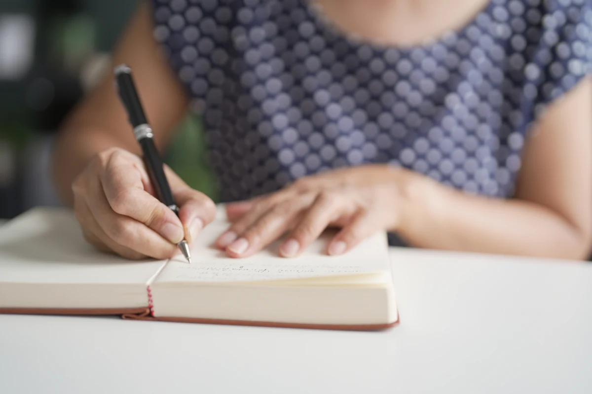 1 stycznia wejdzie w życie duża reforma polskiej ortografii. Po sylwestrze wiele wyrazów i wyrażeń będziemy musieli zapisywać inaczej niż teraz. Zmiany dotyczą m.in. pisowni dużą literą nazw oraz łącznej lub rozdzielnej pisowni niektórych wyrazów i wyrażeń. Jak się w tym połapać? Wyjaśniamy krok po kroku.