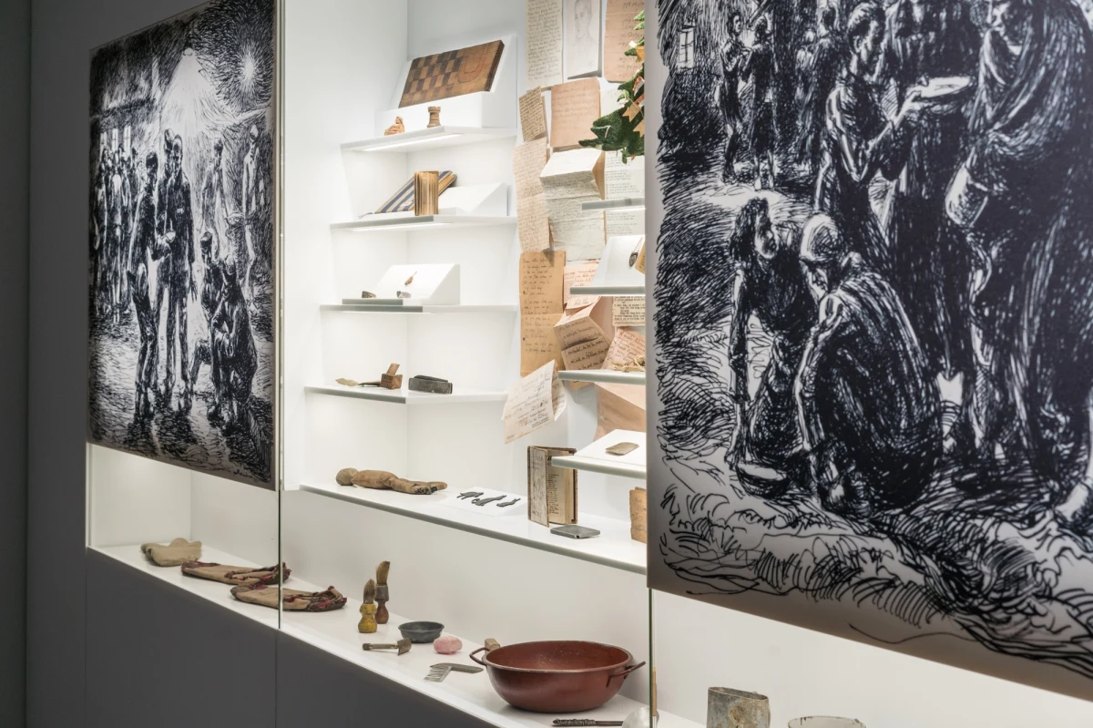 W piątek zostanie udostępniona pierwsza część nowej wystawy głównej w Muzeum Auschwitz. Ekspozycja, zlokalizowana w poobozowych blokach 8 i 9, skupia się na indywidualnych doświadczeniach więźniów niemieckiego obozu koncentracyjnego. Jak podkreśla rzecznik placówki Bartosz Bartyzel, wystawa ukazuje losy około 400 tysięcy osób, które przeszły przez Auschwitz.