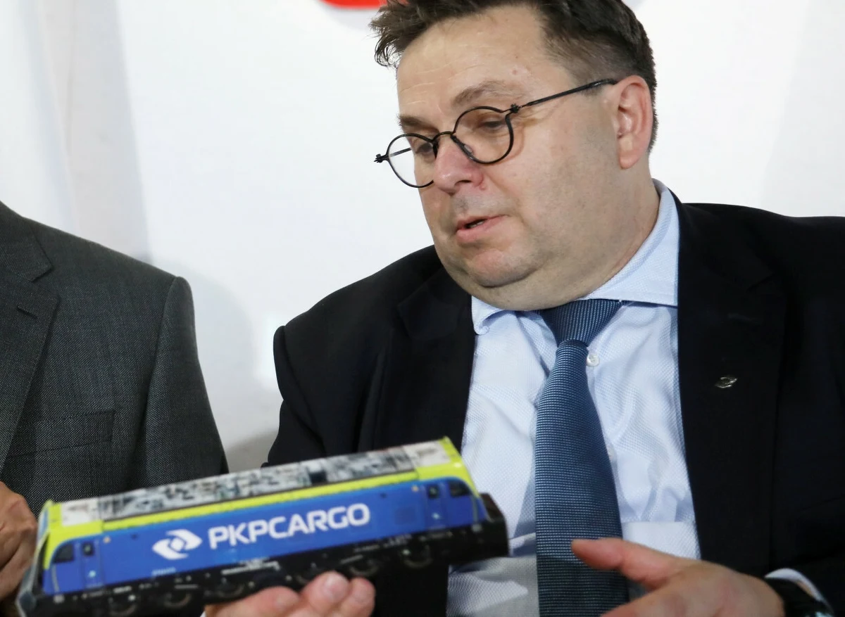 PKP Cargo pod lupą Urzędu Komisji Nadzoru Finansowego. Chodzi o transakcje na akcjach spółki, których dokonał w środę wiceszef rady nadzorczej przewoźnika Marcin Wojewódka. Urząd sprawdza, czy nie doszło do wykorzystania informacji poufnych. 