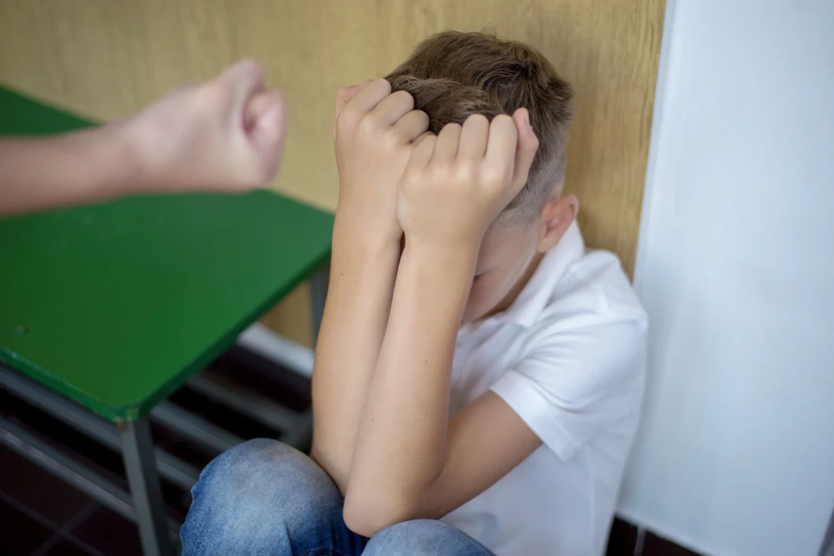 ​Trzech wychowawców z Okręgowego Ośrodka Wychowawczego w Jerzmanicach-Zdroju w woj. dolnośląskim odpowie przed sądem za fizyczne i psychiczne znęcanie się nad podopiecznymi oraz agresję wobec nich. 13-latek z tego ośrodka, po pobiciu przez jednego z wychowawców, targnął się na własne życie. Prokuratura skierowała do sądu akt oskarżenia wobec mężczyzn.