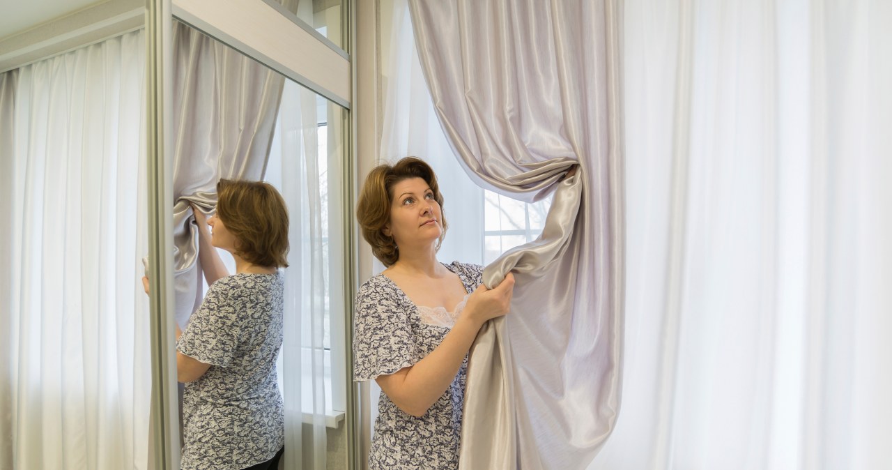 Tak odświeżysz zasłony w mniej niż kwadrans. Będą pachnieć jak nowe