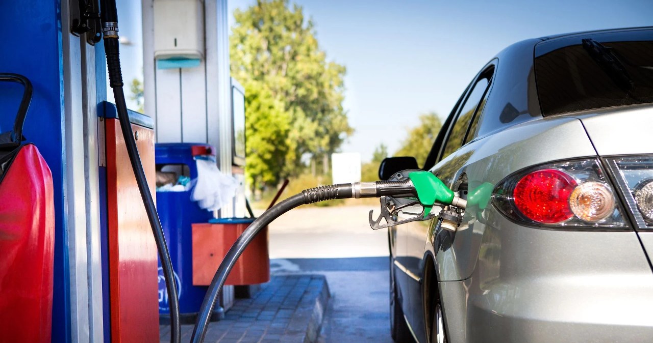 Ceny na stacjach paliw spadły. W tych województwach zatankujesz najtaniej