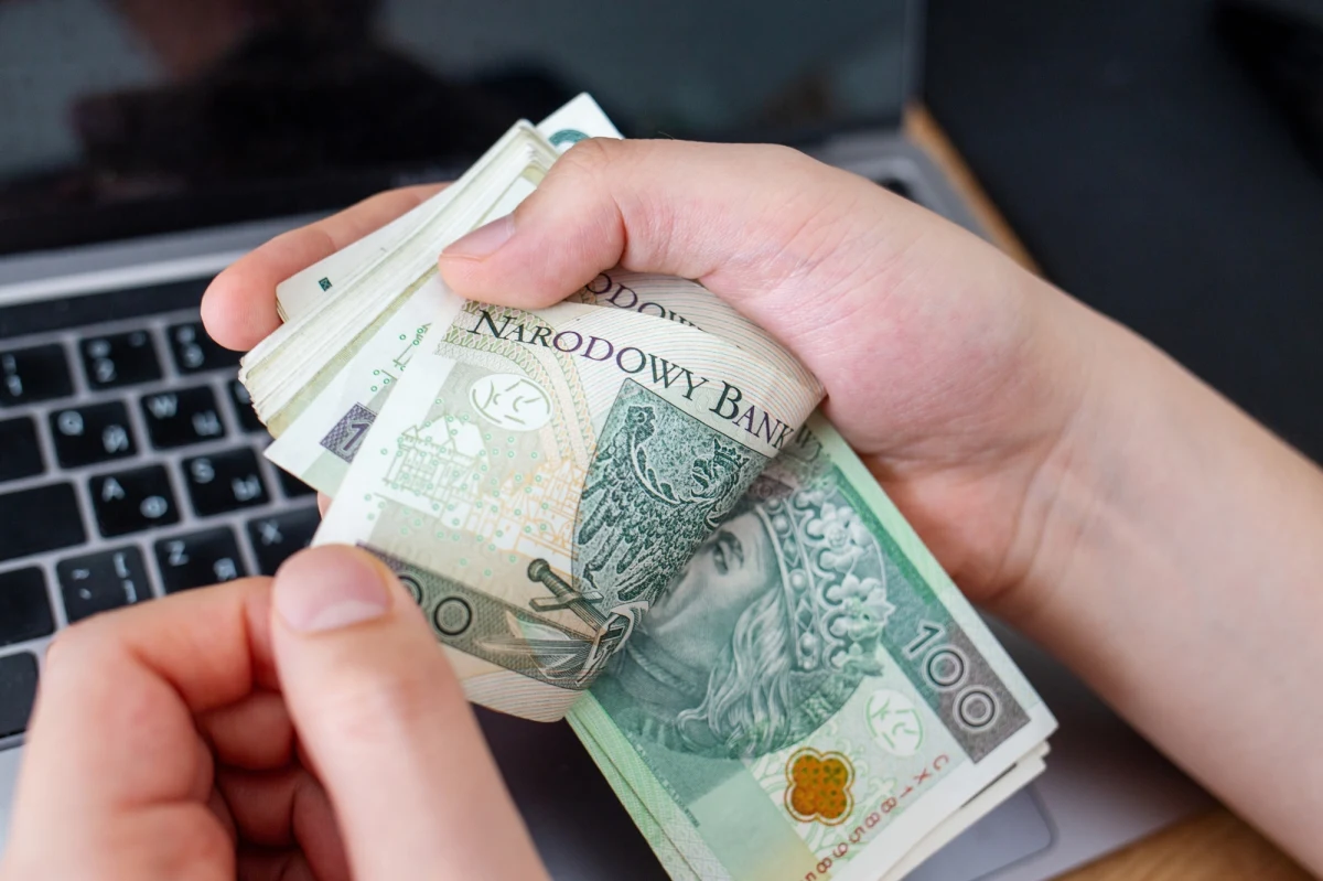 Jak wynika z najnowszego badania „Barometr Polskiego Rynku Pracy” przeprowadzonego przez Personnel Service, tylko 36 procent Polaków deklaruje zadowolenie z poziomu swoich wynagrodzeń. Wśród nich jedynie 6 procent określa się jako „zdecydowanie zadowolonych”. Przeciętnie zadowolonych ze swoich zarobków jest 35 procent respondentów, natomiast aż 29 procent ocenia swoje dochody negatywnie, z czego 11 procent to osoby „zdecydowanie niezadowolone”.