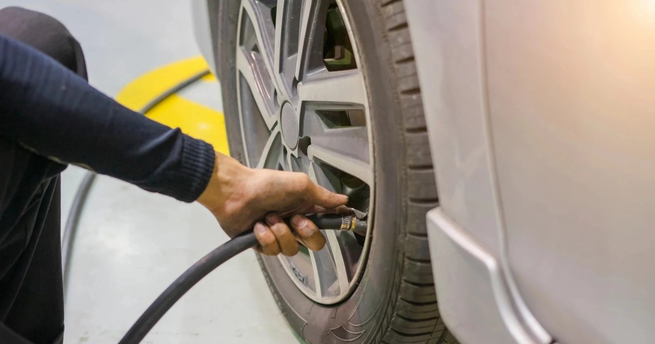 Źle pompujesz opony? Tak je zniszczysz i szybciej się zużyją