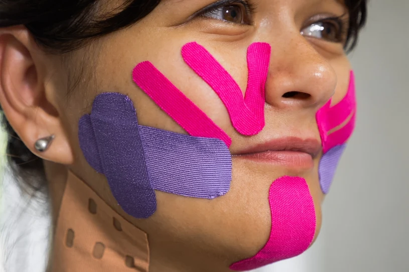 Rodzina się śmiała, póki nie spróbowała. Kinesiotaping działa, sprawdziłam