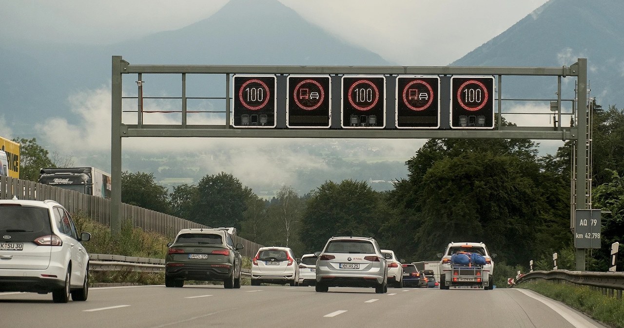 Zjedziesz z autostrady w Alpach, a tam policja. Zimą sypią się mandaty