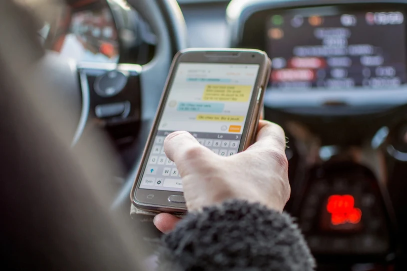 Telefon w ręce za granicą? W Holandii możesz stracić 1,6 tys. zł