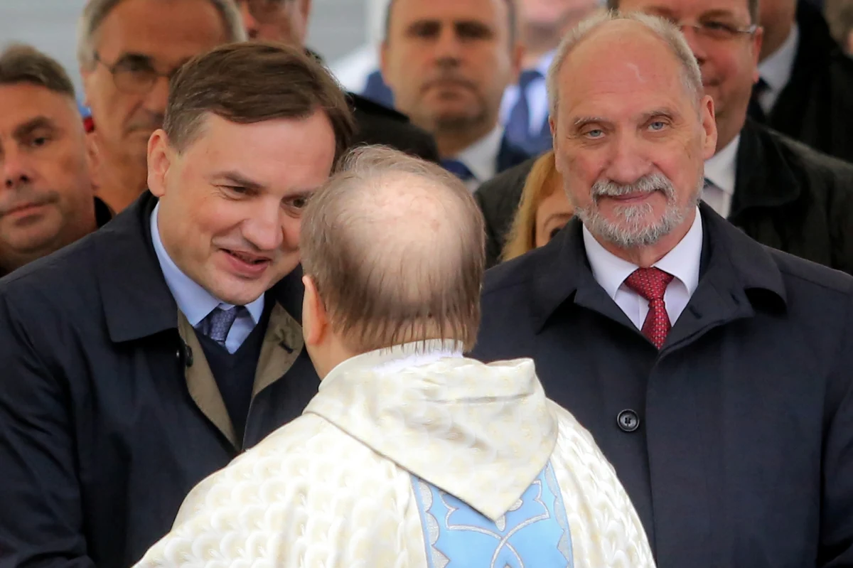 Zbigniew Ziobro przebywa poza Polską, ale to nie znaczy, że nie chce uczestniczyć w polskich życiu politycznym. Dowodem jest ostatni wpis polityka na platformie X dotyczący ojca Tadeusza Rydzyka i Donalda Tuska. 