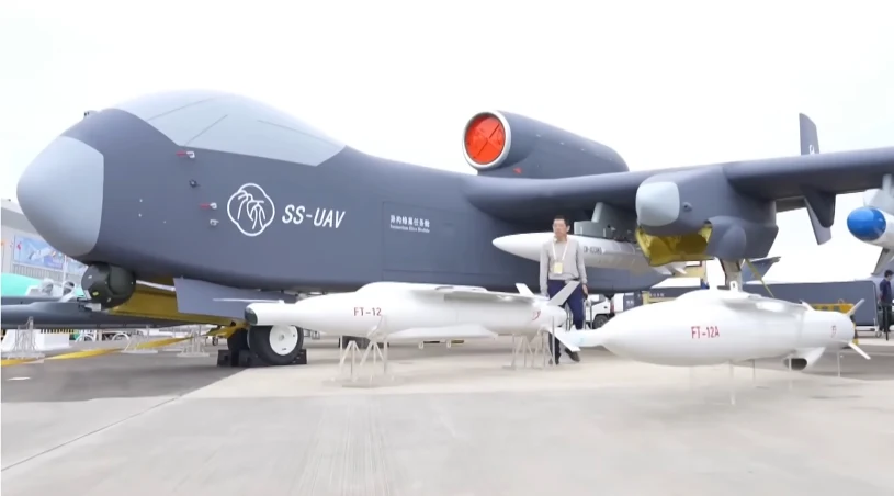 Potężny dron-matka wzbił się w powietrze. Może wypuszczać całe roje