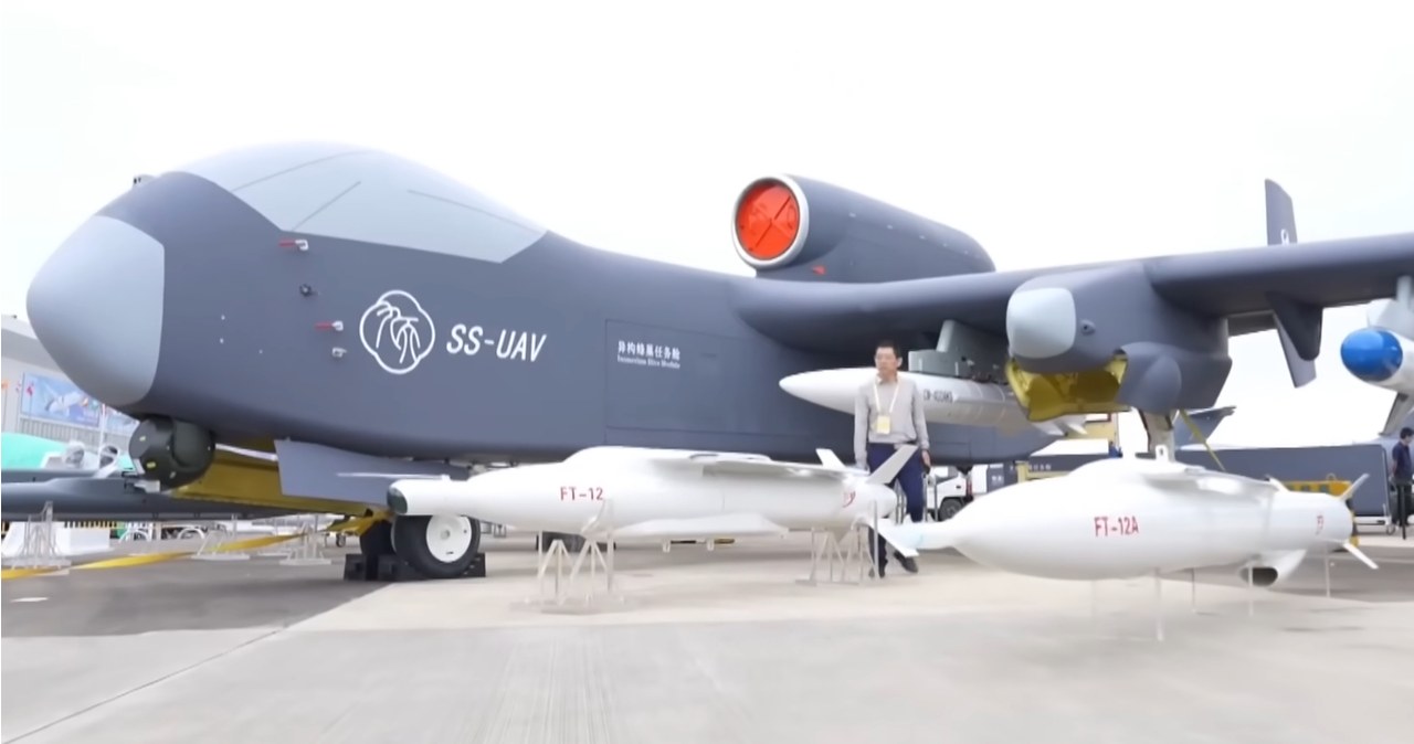 Potężny dron-matka wzbił się w powietrze. Może wypuszczać całe roje