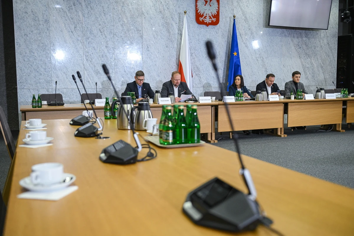 ​Sejmowa komisja śledcza powołana w celu wyjaśnienia okoliczności tzw. afery Pegasusa zwróci się do Sądu Okręgowego w Warszawie o nałożenie kary finansowej na byłego szefa Centralnego Biura Antykorupcyjnego Andrzeja Stróżnego oraz byłego zastępcę szefa Biura Grzegorza Ocieczka za niestawienie się na czwartkowe przesłuchanie przed komisją.