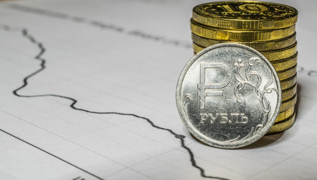 Państwom UE udało się porozumieć w czwartek w sprawie zamrożenia rosyjskich aktywów na stałe, bez konieczności przedłużania co pół roku za zgodą wszystkich stolic - ogłosiła duńska prezydencja. Przybliża to Wspólnotę do decyzji o wykorzystaniu tych aktywów do sfinansowania wsparcia dla Ukrainy.