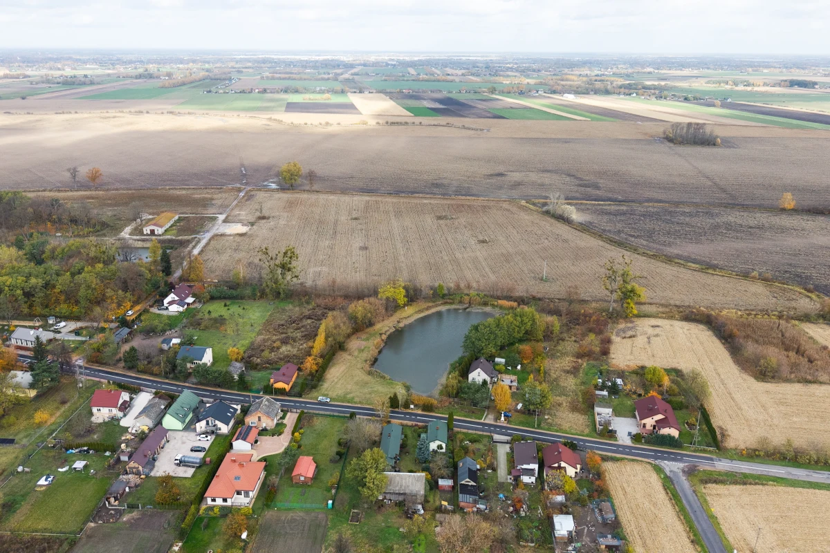Krajowy Ośrodek Wsparcia Rolnictwa stanowczo zaprzecza doniesieniom o kulisach odkupu działki w Zabłotni, niezbędnej do budowy linii kolejowej do Centralnego Portu Komunikacyjnego. "Piotr Wielgomas nie otrzymał propozycji zakupu żadnej innej ziemi w zamian za odsprzedanie KOWR działki w Zabłotni, potrzebnej do budowy linii kolejowej do CPK" - przekazał w czwartek dyrektor generalny Krajowego Ośrodka Wsparcia Rolnictwa Henryk Smolarz i dodał: "Nie ma tutaj żadnych dodatkowych deal".