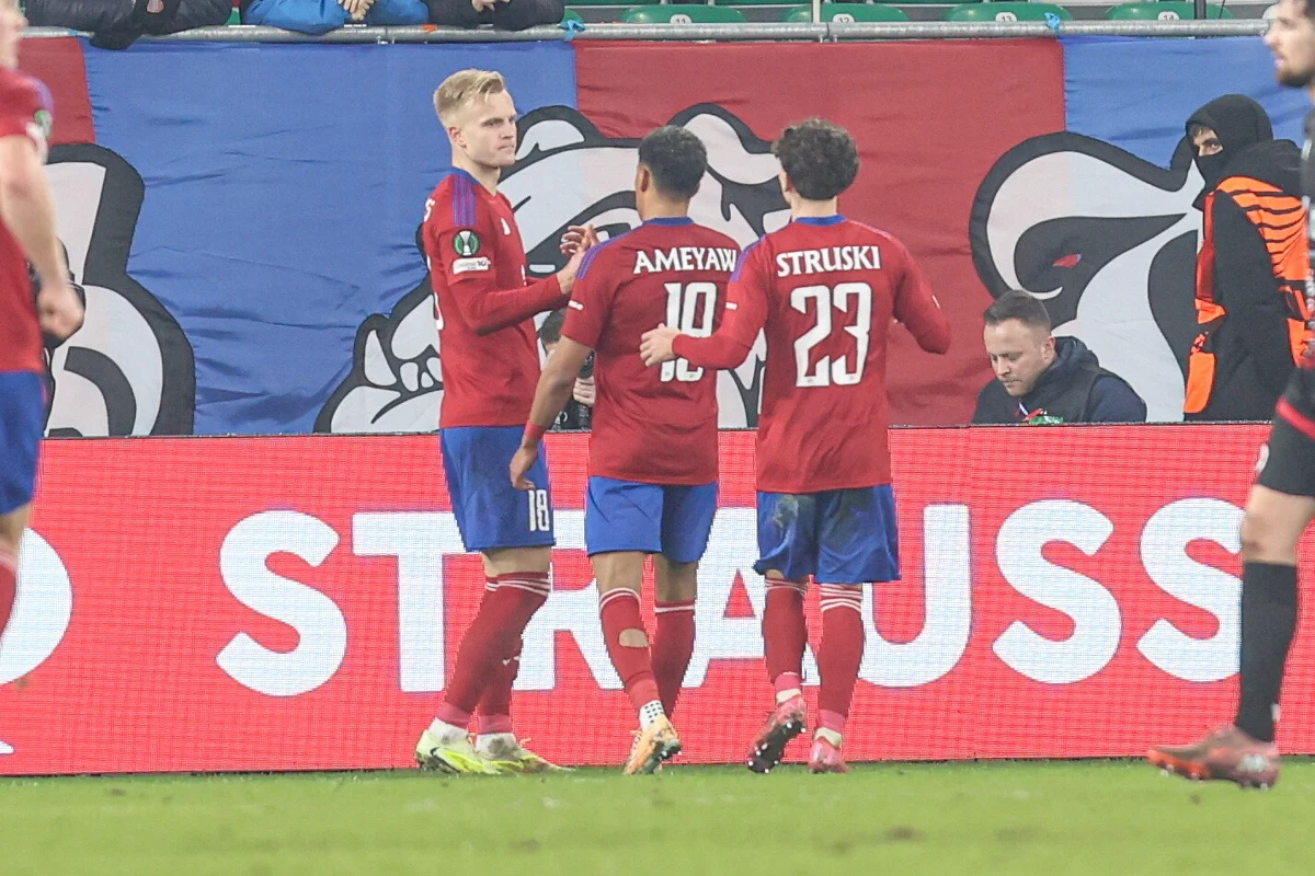 ​Po zwycięstwie u siebie nad Zrinjskim Mostar 1:0 w przedostatniej, 5. kolejce piłkarskiej Ligi Konferencji Raków Częstochowa przesunął się na trzecie miejsce w tabeli i zapewnił sobie udział w fazie pucharowej rozgrywek. W zupełnie innych nastrojach są kibice Legii Warszawa. Stołeczny zespół po porażce na wyjeździe z armeńskim Noah FC 1:2 stracił szansę na awans do kolejnej rundy. 
