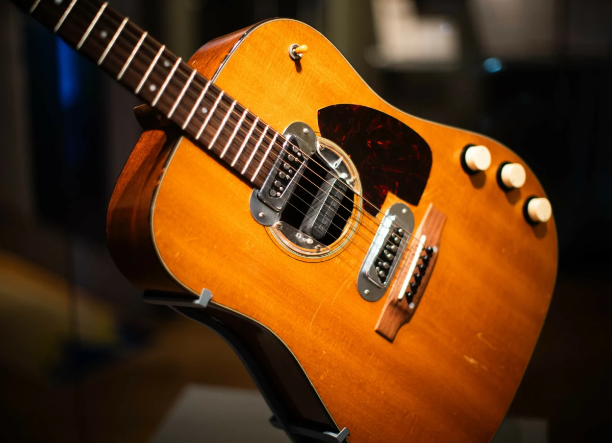 Gitara, której Kurt Cobain używał podczas występu Nirvany w ramach cyklu "MTV Unplugged", trafiła na stałe do zbiorów londyńskiej uczelni muzycznej, Royal College Of Music. Wcześniej została sprzedana na aukcji za 6 milionów dolarów. Stała się w ten sposób najdroższą gitarą świata i najdroższą pamiątką po kultowym zespole.