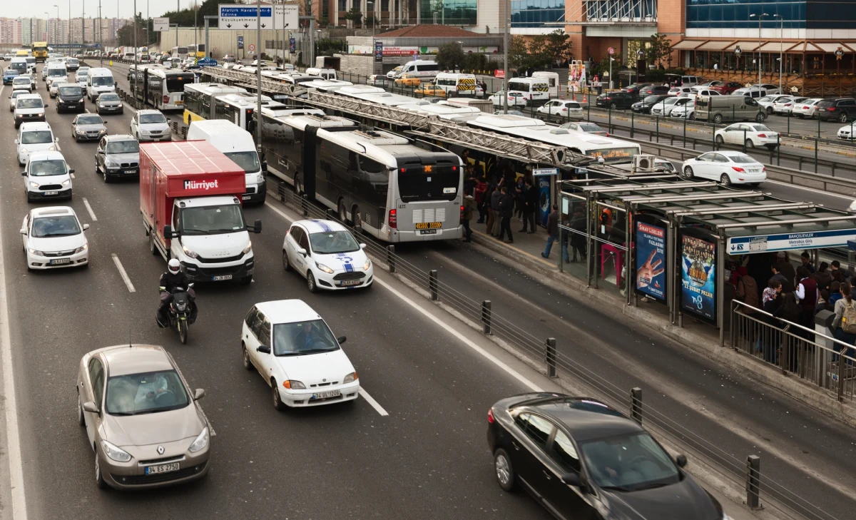 Stambuł po raz kolejny znalazł się na szczycie niechlubnego rankingu najbardziej zakorkowanych miast świata. Według najnowszych danych, kierowcy w tej tureckiej metropolii spędzili w tym roku w korkach średnio niemal pięć dni roboczych, a sytuacja z roku na rok się pogarsza. Eksperci alarmują, że przyczyną są nie tylko szybki rozwój miasta i ograniczenia infrastrukturalne, ale także codzienne łamanie przepisów przez kierowców.