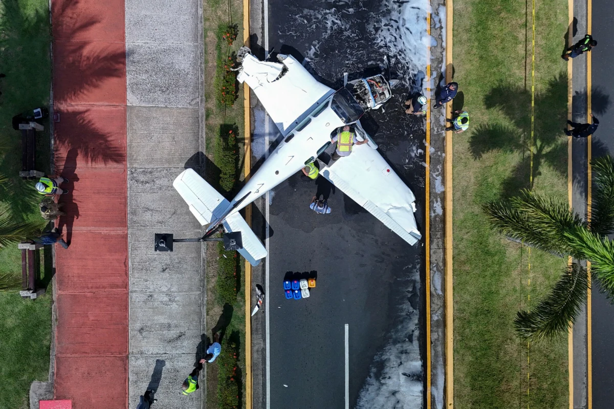 Mały samolot rozbił się w pobliżu Kanału Panamskiego. Pilot i drugi pilot mają lekkie obrażenia. Maszyna została zmuszona do awaryjnego lądowania na środku drogi. 