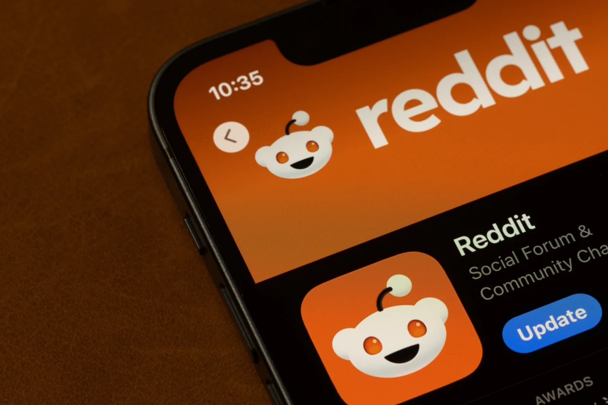 Wprowadzony w Australii pierwszy na świecie zakaz dostępu do mediów społecznościowych dla osób poniżej 16 lat wywołał burzę. Narzekają influencerzy, a internetowy serwis dyskusyjny Reddit wniósł pozew do Sądu Najwyższego Australii, domagając się uchylenia nowego prawa.