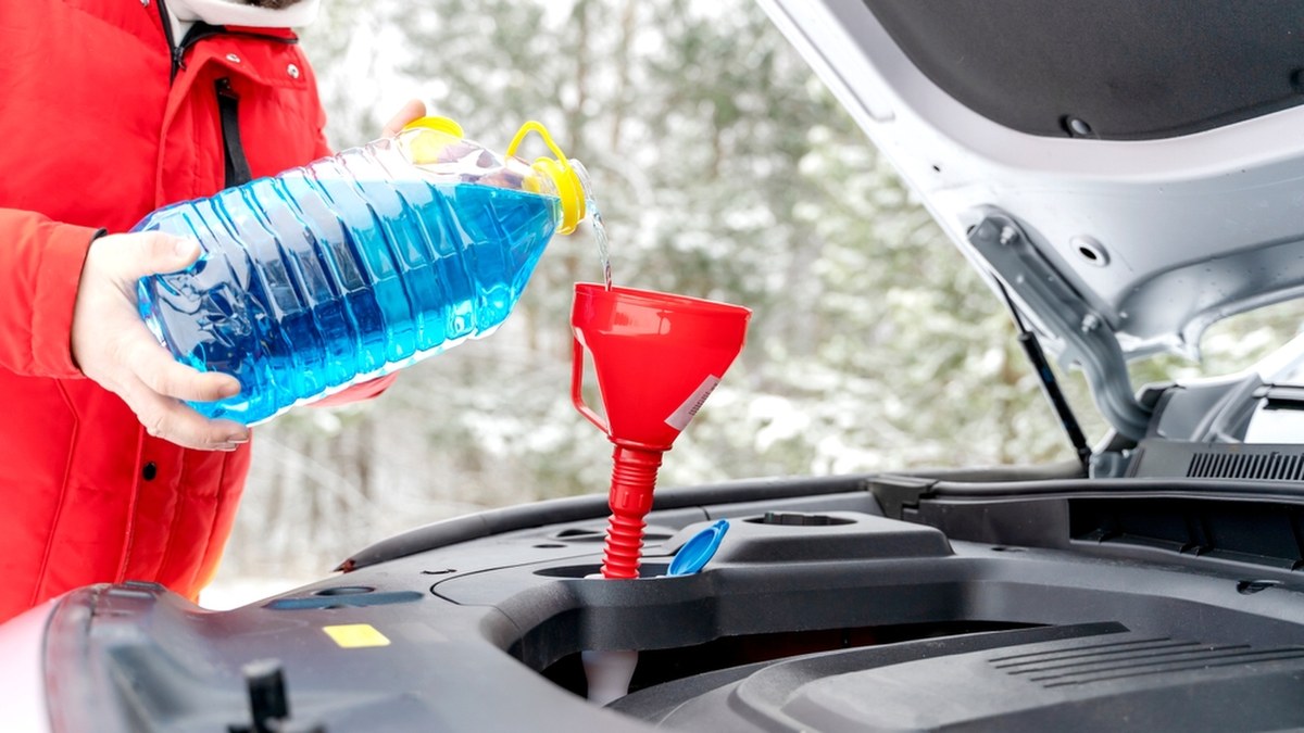 Uważaj na zimowe płyny do spryskiwaczy! Niepokojące wyniki badań