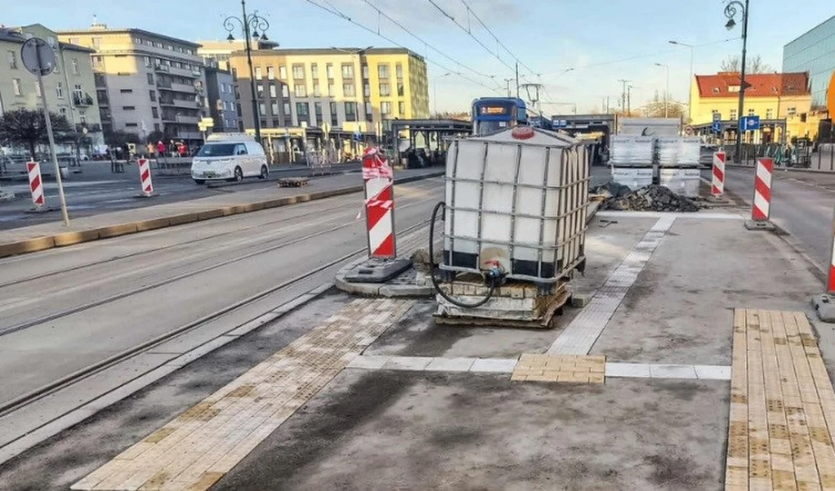 Przy pl. Bohaterów Getta w Krakowie trwa budowa naziemnego przejścia dla pieszych. To pierwsza inwestycja realizowana w ramach miejskiej inicjatywy „Da Się!”, która ma na celu poprawę dostępności i komfortu poruszania się po mieście.