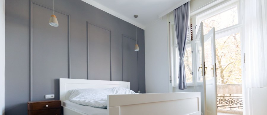 Większość z nas spędza jedną trzecią życia w łóżku, rzadko zastanawiając się nad technologią ukrytą pod prześcieradłem. Często decyzje zakupowe opieramy na chwytliwym opisie na stronie lub chwilowym odczuciu miękkości w salonie stacjonarnym. Tymczasem prawdziwa jakość, wpływająca na regenerację organizmu, jest niewidoczna dla oka i wymaga weryfikacji w warunkach laboratoryjnych. Szwajcarskie podejście do badania komfortu snu wyznacza zupełnie nowe normy, które powoli stają się wyznacznikiem bezpieczeństwa również dla polskich konsumentów.