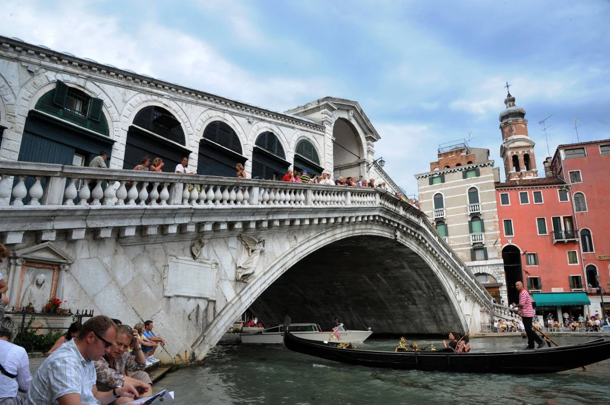 Do nietypowego incydentu doszło w czwartek w Wenecji. Młoda kobieta ukradła łódź towarową i uderzyła nią w marmurową balustradę przy słynnym moście Rialto, powodując poważne zniszczenia.