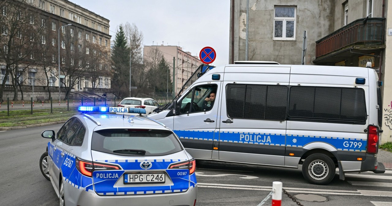 Kraków. Z nożem w ręku wtargnął na teren uniwersytetu. Akcja policji Kraków. Z nożem w ręku wtargnął na teren uniwersytetu. Akcja policji