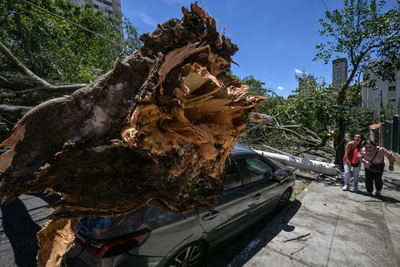 Milion domów bez prądu, odwołane setki lotów. Cyklon uderzył z pełną siłą