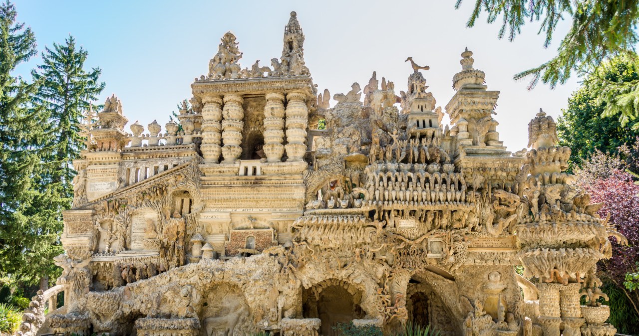 Dzieło skromnego listonosza zadziwia. Okazały pałac wygląda jak z bajki