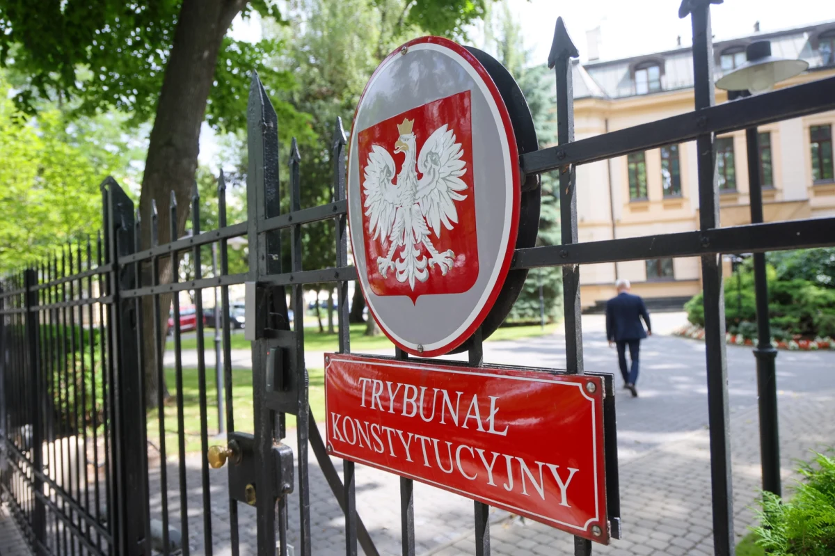 Rządzący rezygnują z "finansowej blokady" Trybunału Konstytucyjnego, nazywanej przez wielu komentatorów "polityką głodzenia" tej instytucji. W projekcie budżetu na 2026 rok przewidziano nie tylko przywrócenie wynagrodzeń dla nieuznawanych przez koalicję rządzącą sędziów, ale także wypłatę zaległości wraz z odsetkami. Budżet Trybunału wzrośnie o ponad 45 procent. Przypomnijmy, w 2025 roku zostały wstrzymane wypłaty wynagrodzeń dla sędziów, których status jest przedmiotem sporu politycznego.