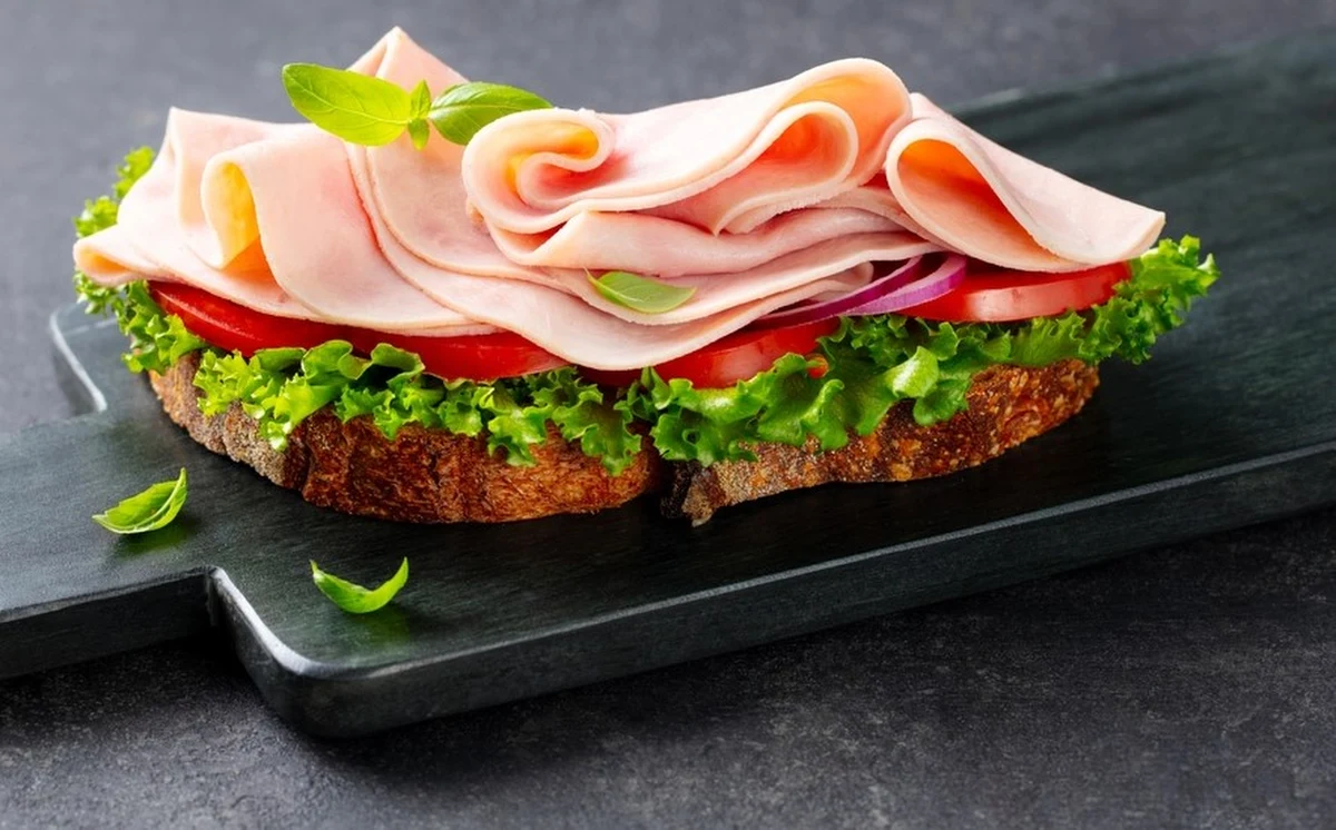 Przedstawiciele branży mięsnej krytycznie oceniają przedstawiony przez Lewicę pomysł wprowadzenia podatku tłuszczowego. "Zamiast realnej walki o lepszą jakość żywienia dostajemy kolejny mechanizm drenowania kieszeni" - ocenił Tomasz Parzybut, prezes Stowarzyszenia Rzeźników i Wędliniarzy RP.