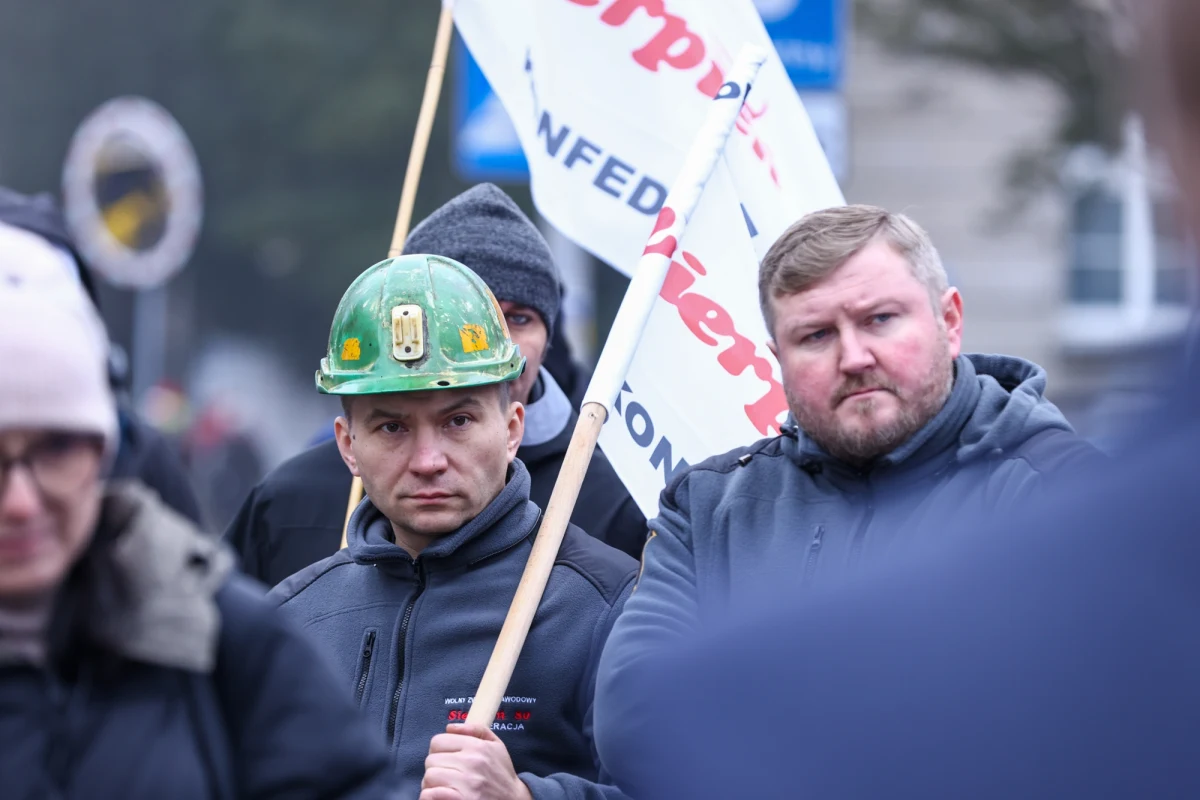 Kilkudziesięciu związkowców z Sierpnia 80, reprezentujących pracowników Jastrzębskiej Spółki Węglowej, zgromadziło się przed siedzibą Ministerstwa Energii w Katowicach. Protestujący przekazali petycję z konkretnymi postulatami podsekretarzowi stanu odpowiedzialnemu za górnictwo, Marianowi Zmarzłemu. Górnicy alarmują, że sytuacja JSW jest krytyczna i domagają się natychmiastowych działań ze strony rządu.