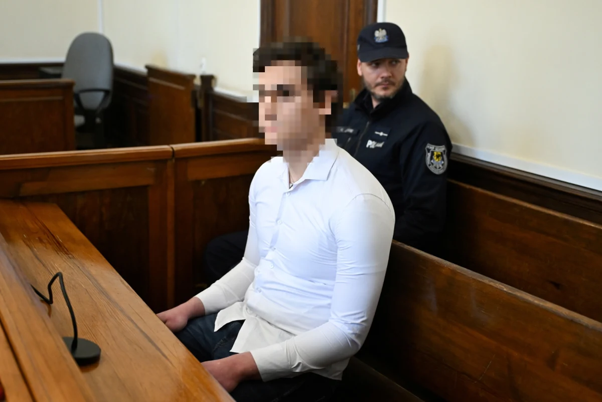 20 lat i 3 miesiące pozbawienia wolności - taki wyrok usłyszał dziś w sądzie 21-letni Maksymilian S., który wepchnął 23-letniego Jakuba Siemiątkowskiego pod pociąg. Mężczyzna zginął na miejscu. Do tego tragicznego zdarzenia doszło w sierpniu 2024 roku na peronie dworca PKP w Sopocie. 