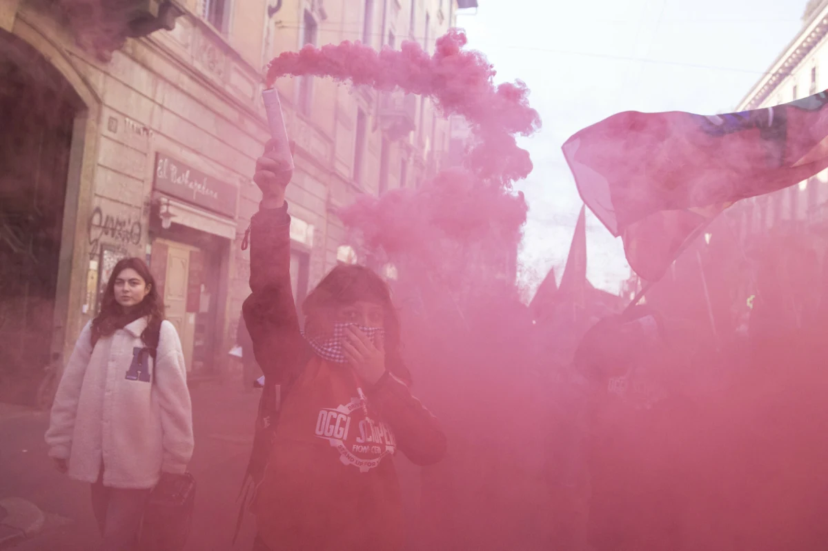 Przeznaczenie 23 mld euro na uzbrojenie w ciągu najbliższych trzech lat to szaleństwo - grzmi szef związkowej centrali we Włoszech. Trzeba finansować służbę zdrowia, będącą na skraju zapaści. Należy podnieść emerytury i pensje - alarmuje. Piątek jest w tym kraju dniem strajku generalnego i wielu utrudnień dla mieszkańców.