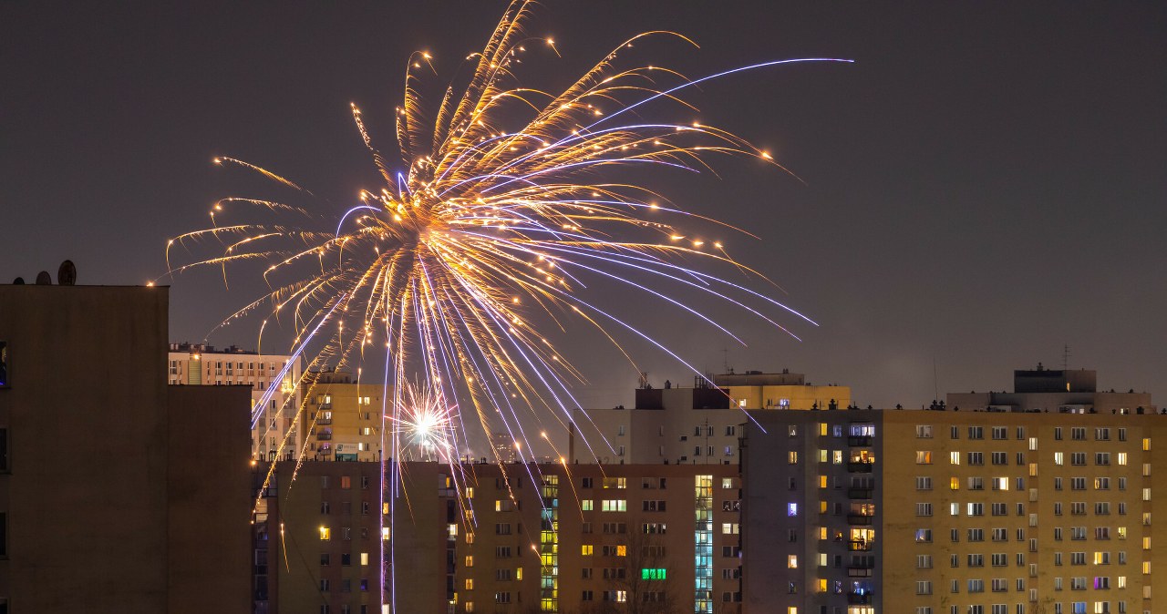 Jak Polacy spędzają sylwestra? Coraz więcej osób stawia na jedną opcję