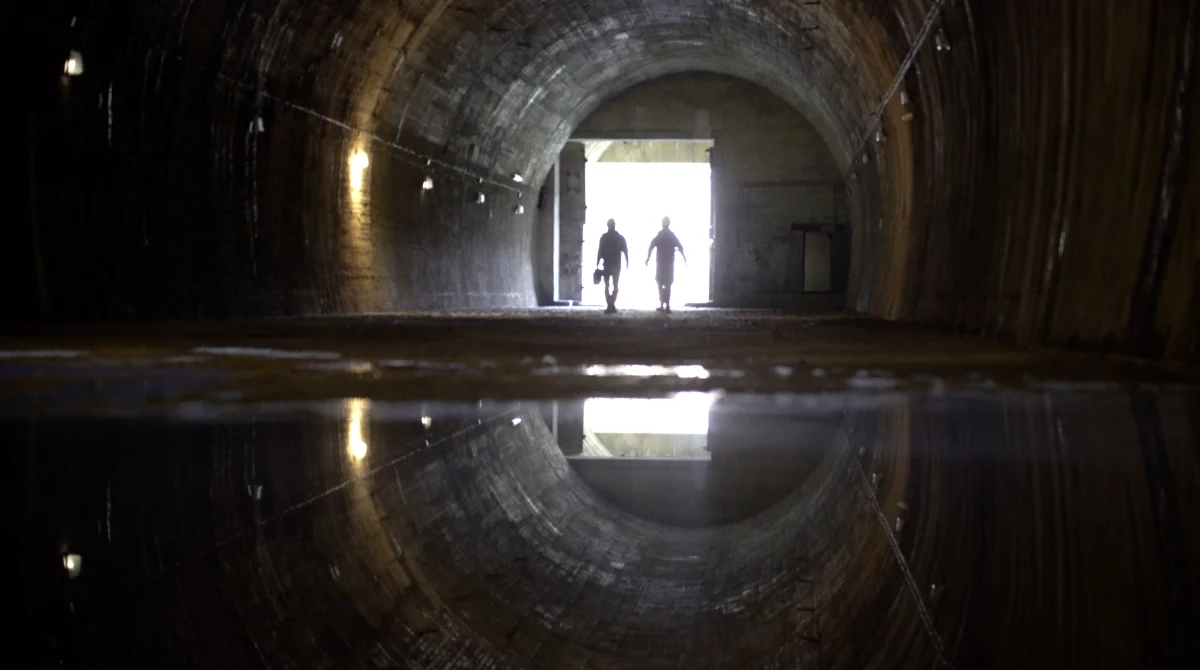 Czy pod potężnym, żelbetowym tunelem schronowym na pociąg Adolfa Hitlera kryją się nieznane dotąd poziomy? Ruszyły badania mające na celu zweryfikowanie legend dotyczących kwatery "Anlage Süd" w Strzyżowie na Podkarpaciu. Pierwszy etap to podwodna ekspedycja do wnętrza zalanego szybu przeprowadzona przez twórców kanału YouTube "History Hiking". To jednak dopiero wstęp - wiosną góra nad tunelem ma zostać prześwietlona potężnym georadarem.