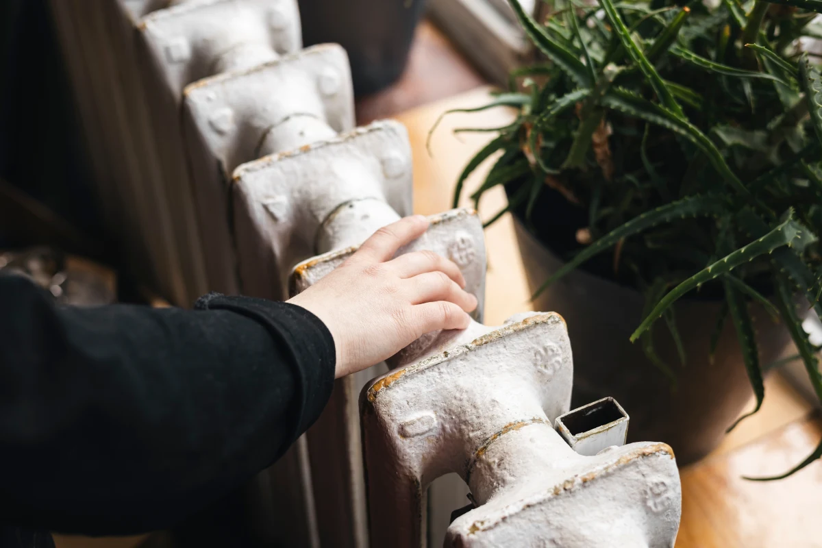 Ponad 41 milionów mieszkańców Unii Europejskiej nie stać na odpowiednie ogrzanie swoich domów – wynika z najnowszych danych Eurostatu za 2024 r. To aż 9,2 proc. populacji Wspólnoty. Problem nasilił się po wybuchu kryzysu energetycznego, który rozpoczął się wraz z rosyjską inwazją na Ukrainę. Jak w zestawieniu wypada Polska?