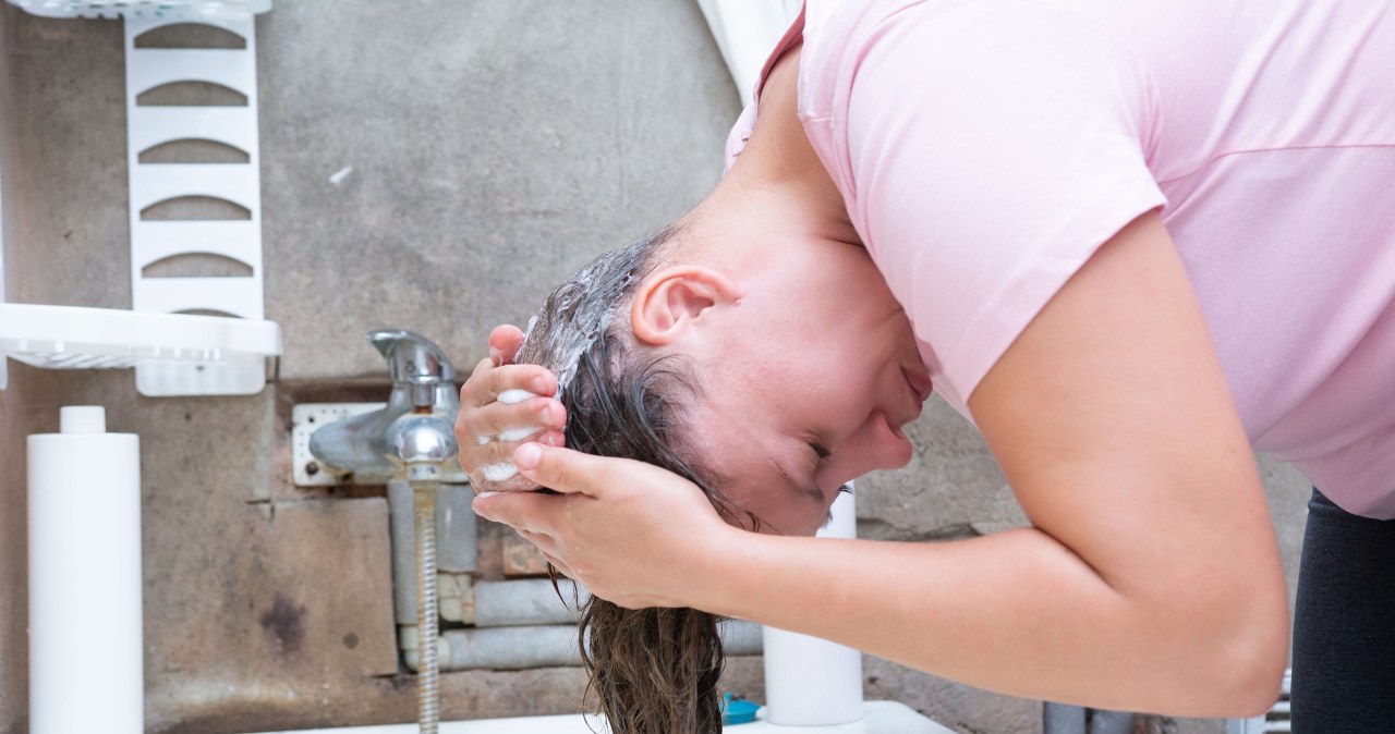 Myjesz tak włosy? Fizjoterapeutka zdradziła trik, za który podziękują plecy