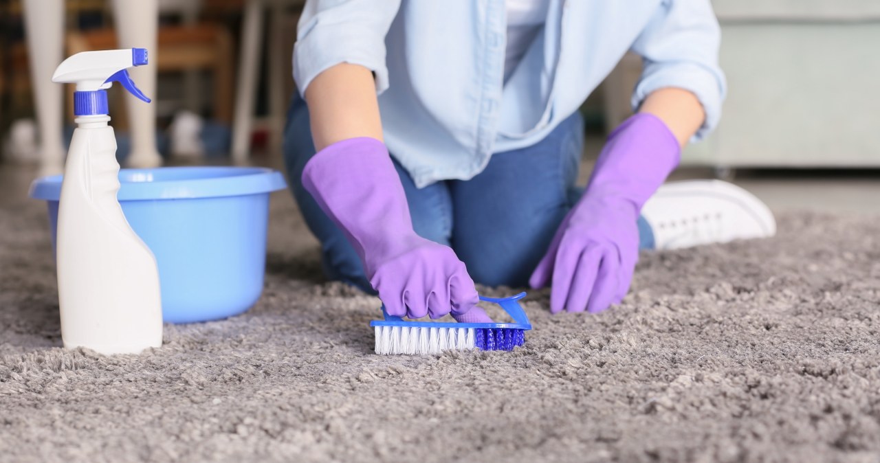 Domowy sposób na odświeżenie dywanu. Zrób to przed świętami