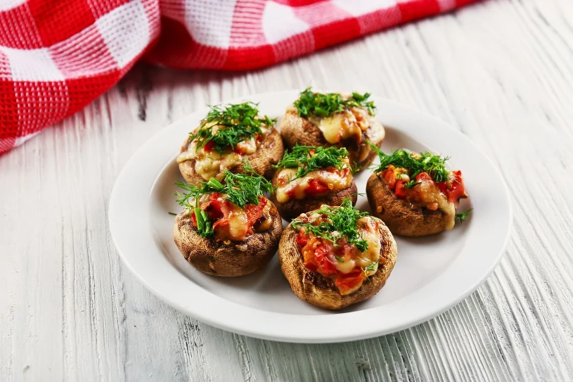 Faszerowane grzyby na Wigilię. Prosty przepis na świąteczną przystawkę