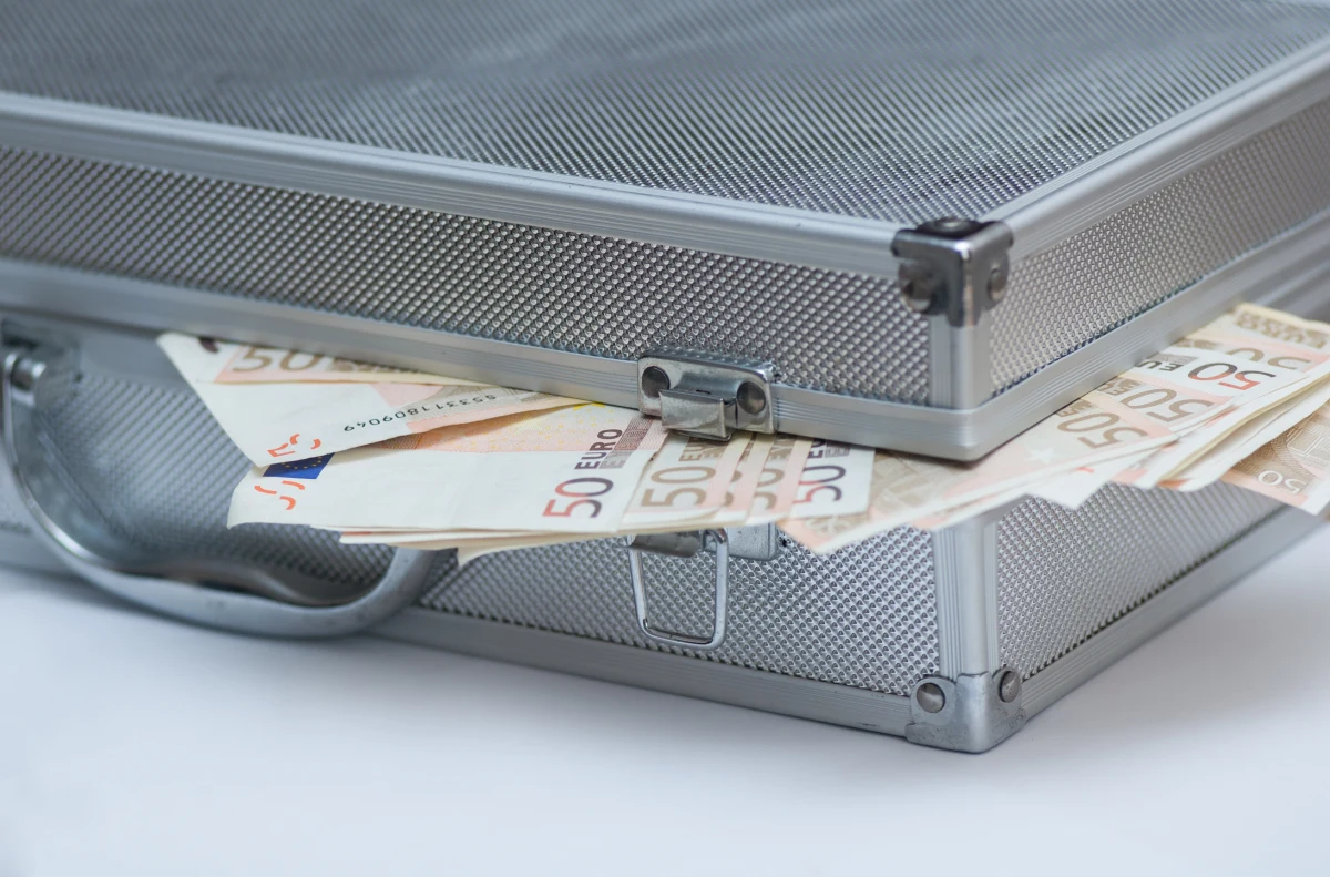 To historia jak z kryminalnego filmu, bo wiąże ze sobą wątki gangsterskie, rodzinne i duże pieniądze, ale wydarzyła się naprawdę. Sąd Okręgowy w Kaliszu ogłosił właśnie wyrok w sprawie dotyczącej porwania i skatowania biznesmena Bartosza F., a także kradzieży walizki z zawrotną sumą pięciu milionów złotych. Wszyscy oskarżeni usłyszeli wyroki bezwzględnego więzienia.