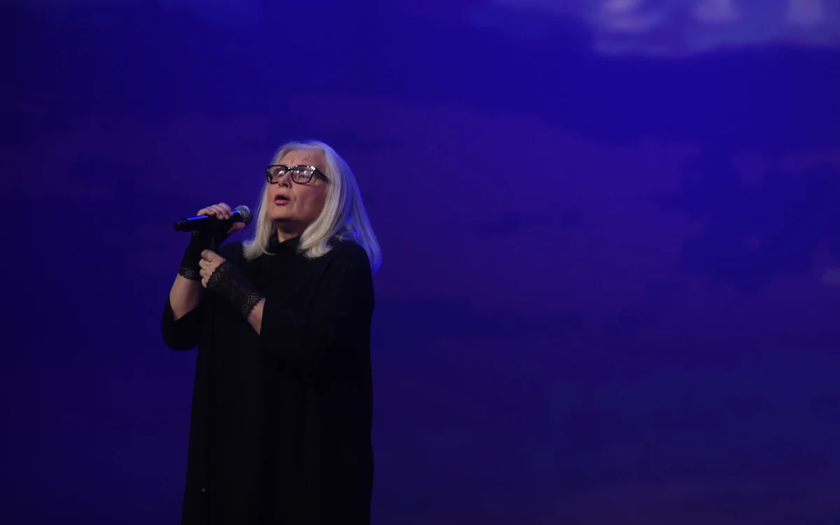 "Żegnamy Przyjaciółkę" - napisali artyści Piwnicy pod Baranami w Krakowie. "Przeszeptała całe swoje życie. Intymnie, odważnie, niepodlegle" - wspomniał krytyk filmowy Tomasz Raczek. Dziesiątki czarnych serc zamieściła w swoich mediach społecznościowych jedna z najbliższych przyjaciółek Magdy Umer, Krystyna Janda. "Jeszcze w czerwcu byliśmy razem z Magdą na finale Zaczarowanej Piosenki w Krakowie. To bardzo smutny dzień" - napisał kompozytor Zbigniew Preisner. O śmierci Magdy Umer poinformowali w piątek synowie.