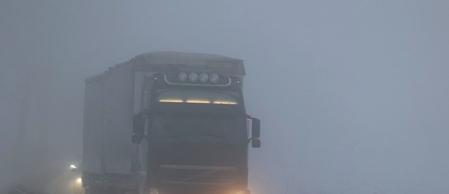 Przed gęstą mgłą ograniczającą widzialność nawet do 100 metrów ostrzega w piątek Instytutu Meteorologii i Gospodarki Wodnej. Synoptycy informują, że mgła będzie utrzymywała się w piątek wieczorem, w nocy z piątku na sobotę oraz w sobotni poranek od Podkarpacia przez m.in. Małopolskę, Opolszczyznę, Śląsk, Dolny Śląsk, część Wielkopolski aż do województwa lubuskiego. IMGW wydał ostrzeżenia drugiego stopnia. Kierowcy powinni zachować szczególną ostrożność.