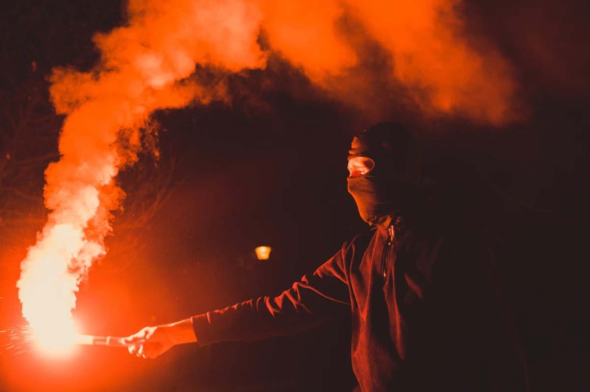 "Funkcjonariuszka Służby Więziennej z Białegostoku została zawieszona w czynnościach służbowych, po tym jak została zatrzymana przez policję i jest podejrzewana o napaść na hiszpańskich kibiców niedaleko Ostrowi Mazowieckiej" – poinformowała rzeczniczka SW ppłk Arleta Pęconek. O tym, że mundurowa była wśród zatrzymanych w związku z pobiciem grupy informował wcześniej reporter RMF Piotr Bułakowski. 