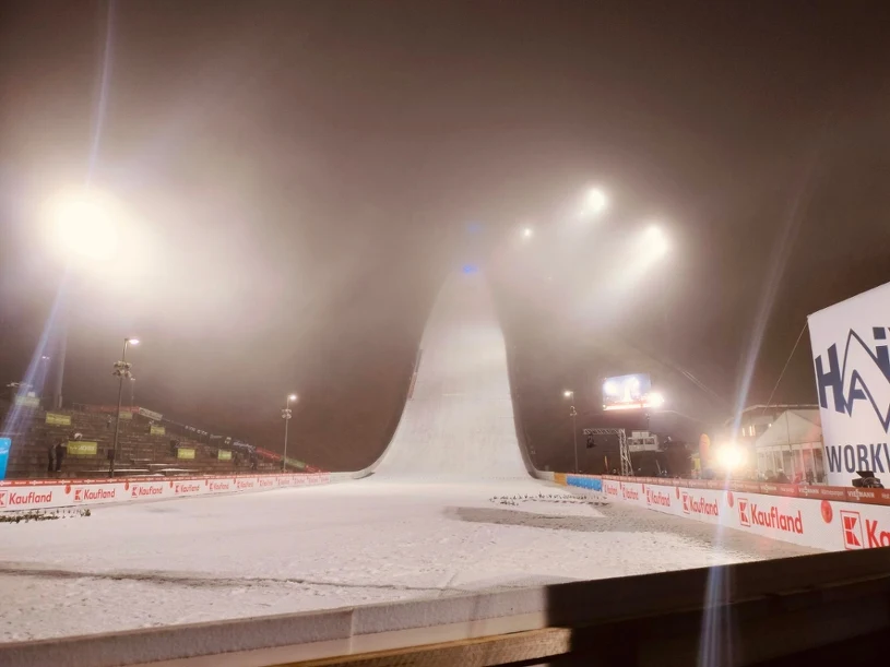 Pędzą prawie 100 km/h we mgle. "Było przerażająco"